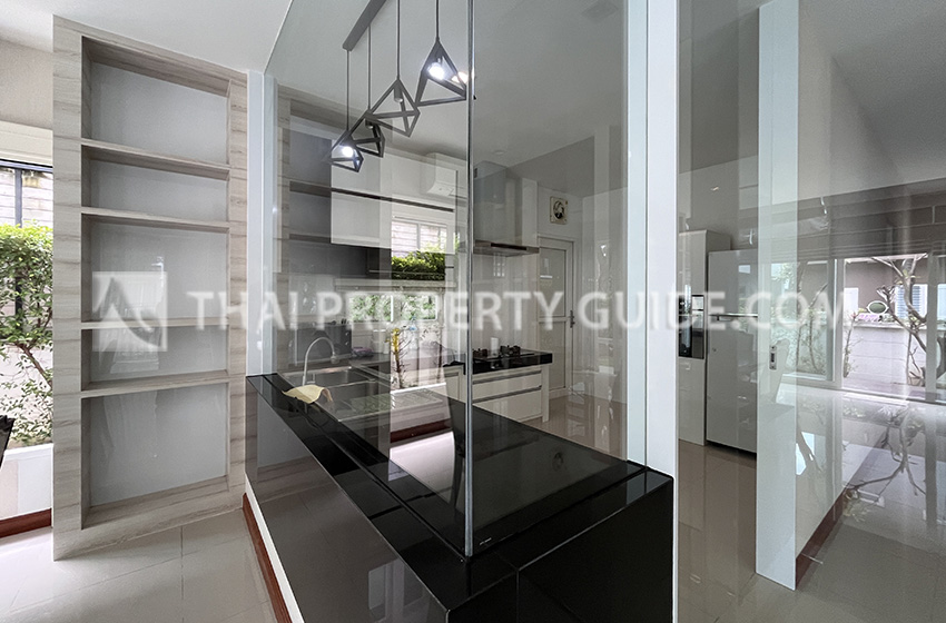 House with Shared Pool in Bangnatrad 